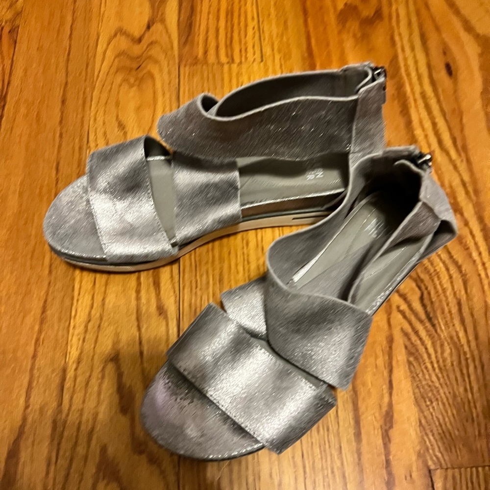 🌀Eileen Fisher silver sandals size 8 1/2 , zipper closure, worn once - Picture 5 of 8